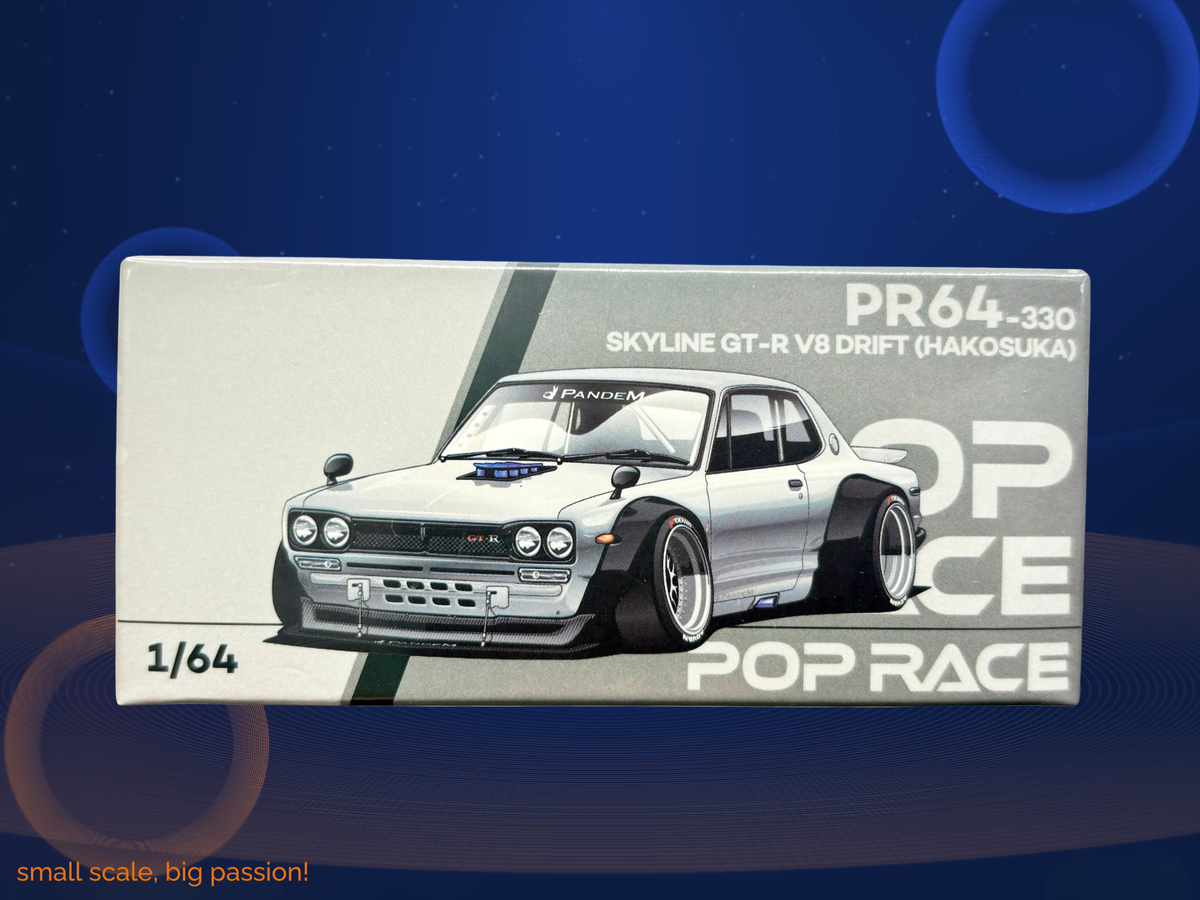 Pop Race Nissan Skyline GT-R V8 Drift „Hakosuka“ in Silver Chrome – Diecast Sammlermodell im Maßstab 1:64, Art. PR640330