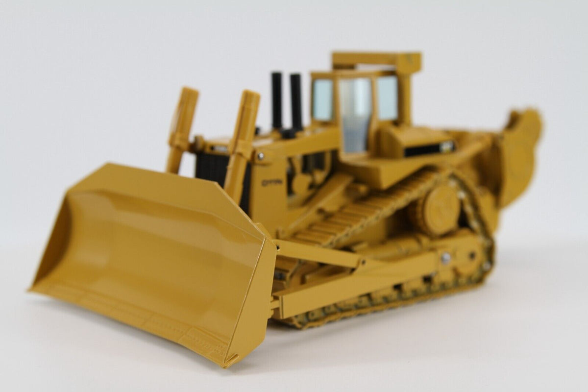 Conrad Caterpillar CAT D11N Kettendozer mit Hydraulik-Aufreißer – Diecast Sammlermodell im Maßstab 1:50, Art. 2854/0