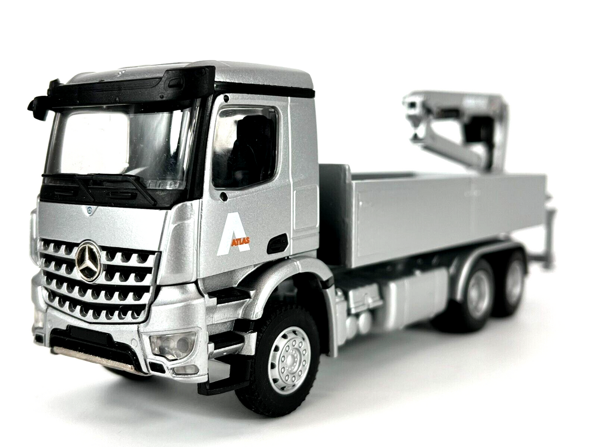 Conrad ATLAS Ladekran Typ 145.2 auf Mercedes-Benz Arocs „Silber“ – Diecast Sammlermodell im Maßstab 1:50, Art. 7799/02