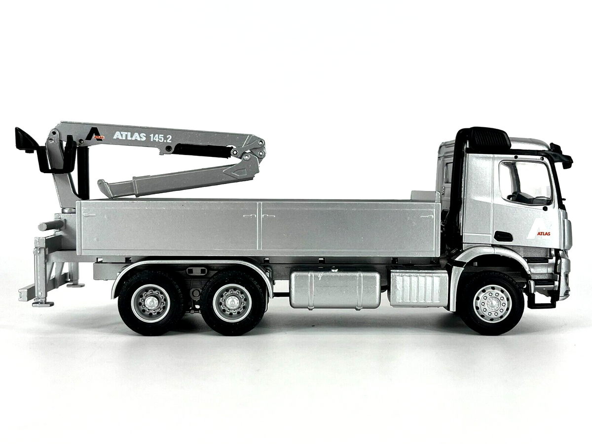 Conrad ATLAS Ladekran Typ 145.2 auf Mercedes-Benz Arocs „Silber“ – Diecast Sammlermodell im Maßstab 1:50, Art. 7799/02 – Ansicht 3