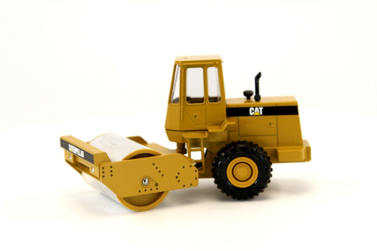 Conrad Caterpillar CS-653 Walzenzug – Diecast Sammlermodell im Maßstab 1:50, Art. 2889/0