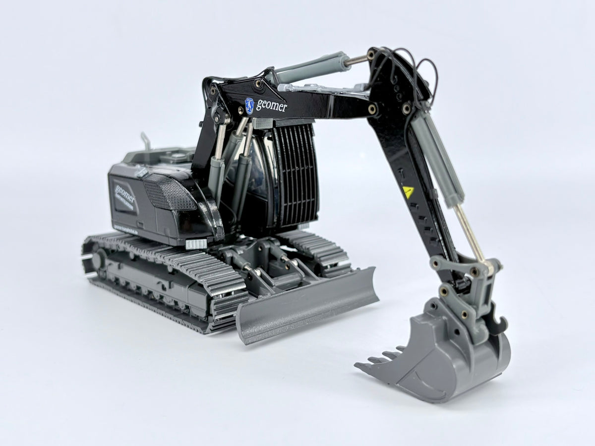 Conrad Liebherr R920 Compact Raupenbagger „GEOMER Kampfmittelbeseitigung“ – Diecast Sammlermodell im Maßstab 1:50, Art. 2209/06 – Ansicht 2