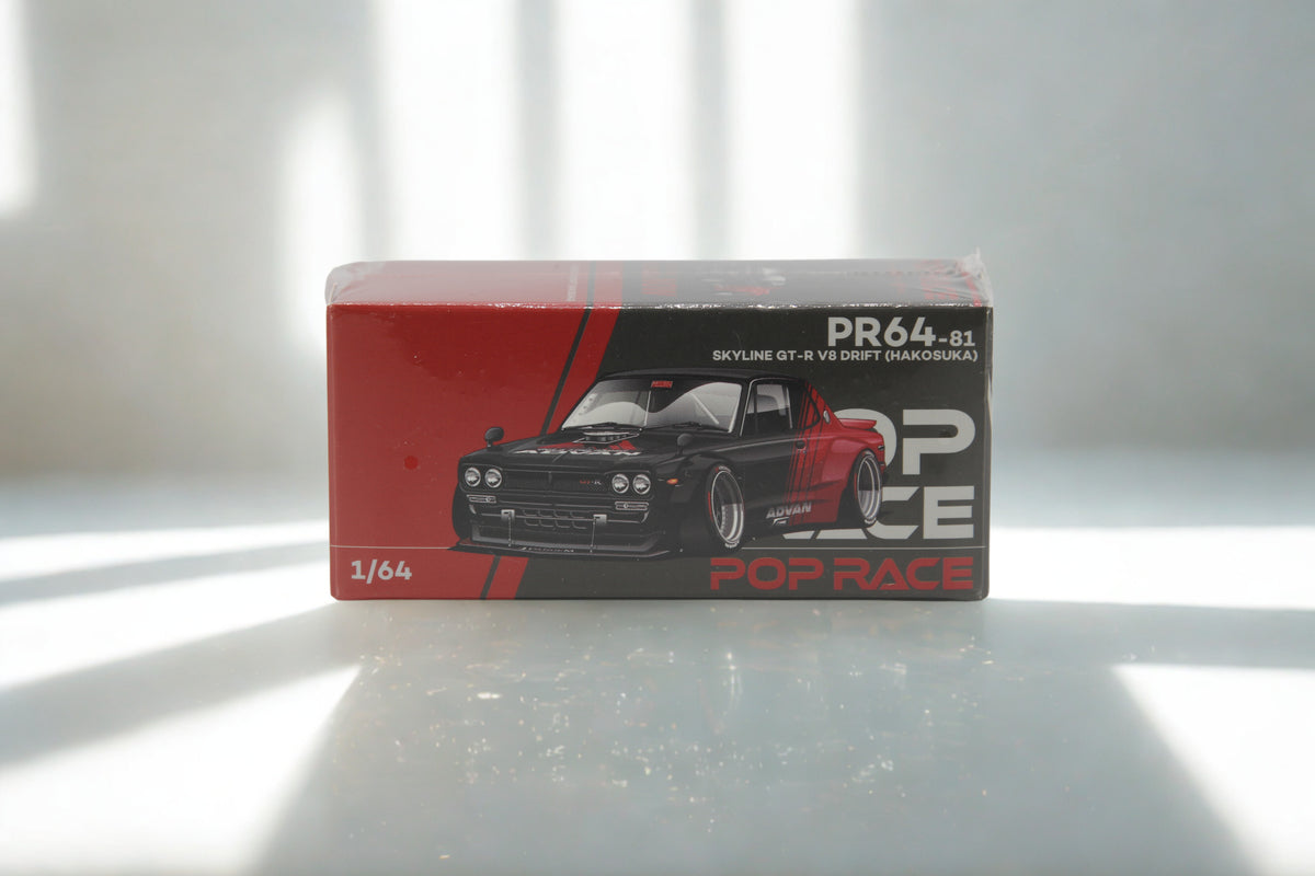 Pop Race Nissan Skyline GT-R V8 Drift „Hakosuka“ ADVAN Livery in Rot/Schwarz – Diecast Sammlermodell im Maßstab 1:64, Art. PR64-081