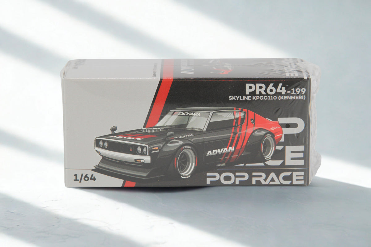 Pop Race Nissan Skyline KPGC110 „Kenmeri“ V8 Drift in ADVAN-Livery Rot/Schwarz – Diecast Modellauto im Maßstab 1:64, Art. PR64-199