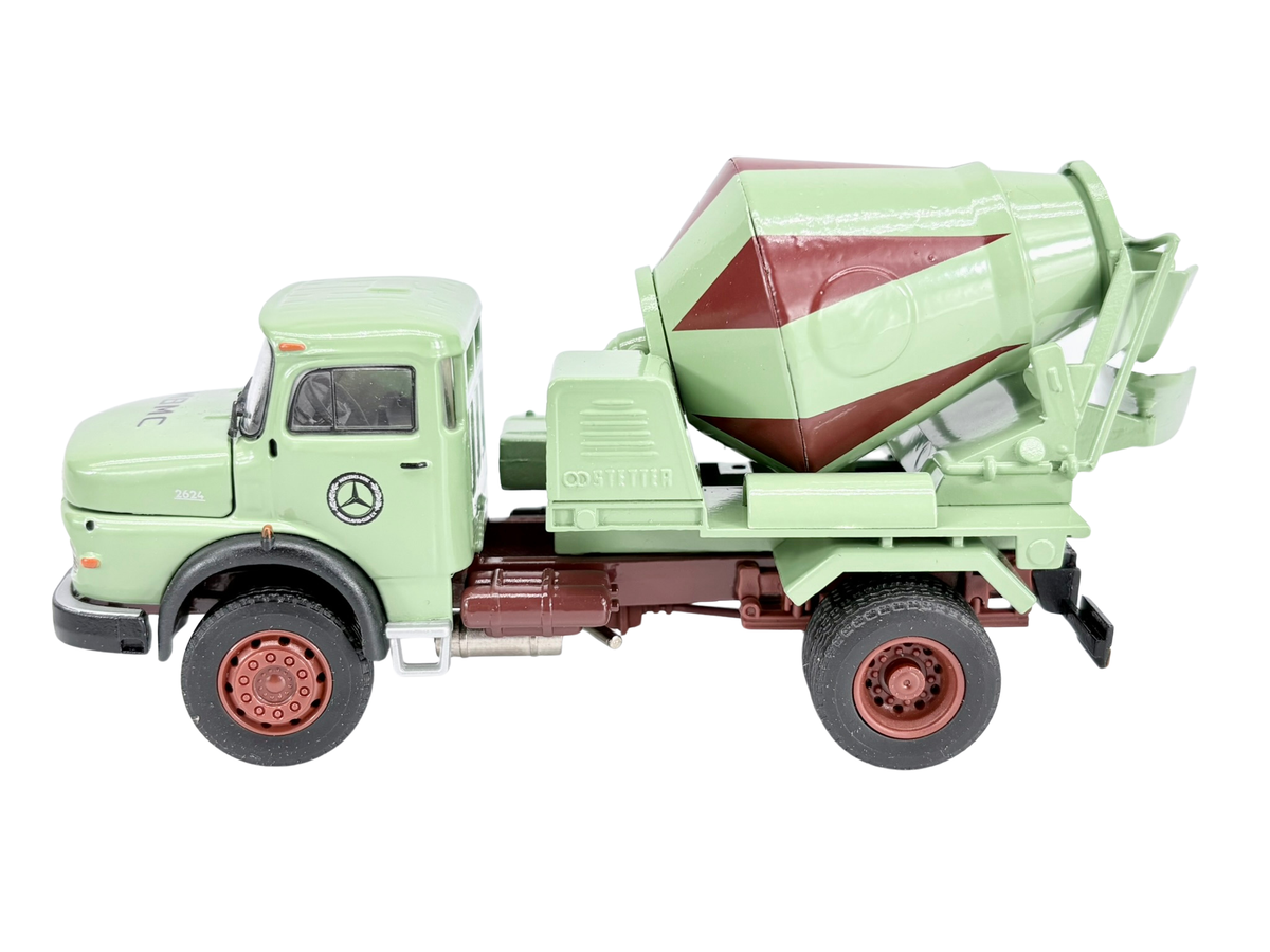 Conrad Mercedes-Benz LAK 2624 Kurzhauber mit Stetter 2-Achs Betonmischer in „MBMC“-Ausführung – Diecast Sammlermodell im Maßstab 1:50, Zinkdruckguss, Art. 1059/0