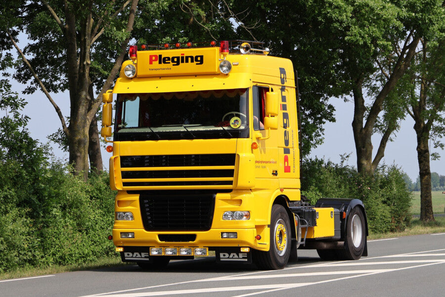 DAF XF95 Space Cab mit Semitieflader „Pleging“ – Ansicht 2 des WSI Limited-Edition-Modells 1:50, Art. 01-5172
