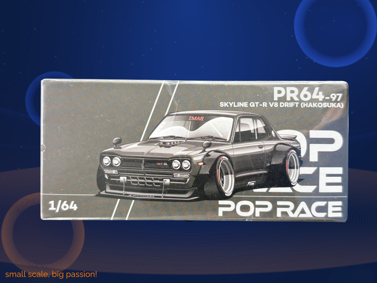Pop Race Nissan Skyline GT-R V8 Drift „Hakosuka“ in Dark Chrome – Diecast Sammlermodell im Maßstab 1:64, Art. PR64-097