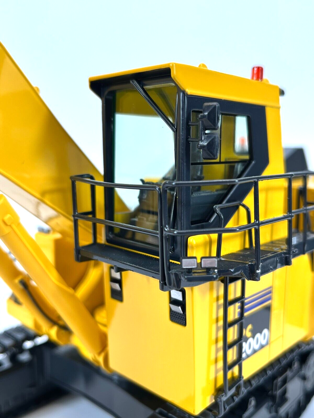 NZG Komatsu PC2000-8 Miningbagger in Gelb – Diecast Sammlermodell im Maßstab 1:50, Zinkdruckguss, Art. 7621