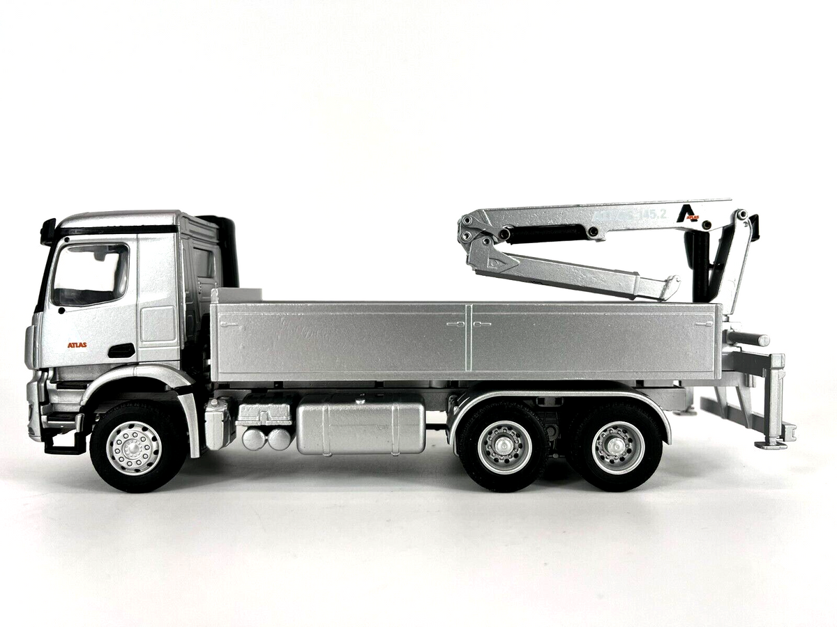 Conrad ATLAS Ladekran Typ 145.2 auf Mercedes-Benz Arocs „Silber“ – Diecast Sammlermodell im Maßstab 1:50, Art. 7799/02 – Ansicht 2