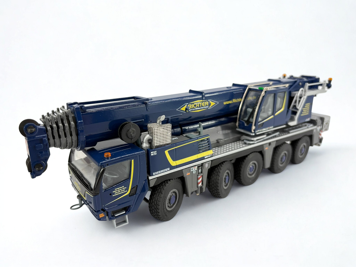 Liebherr LTM 1110-5.2 Mobilkran Richterkrane 1:50 – Conrad Sammlermodell, Seitenansicht