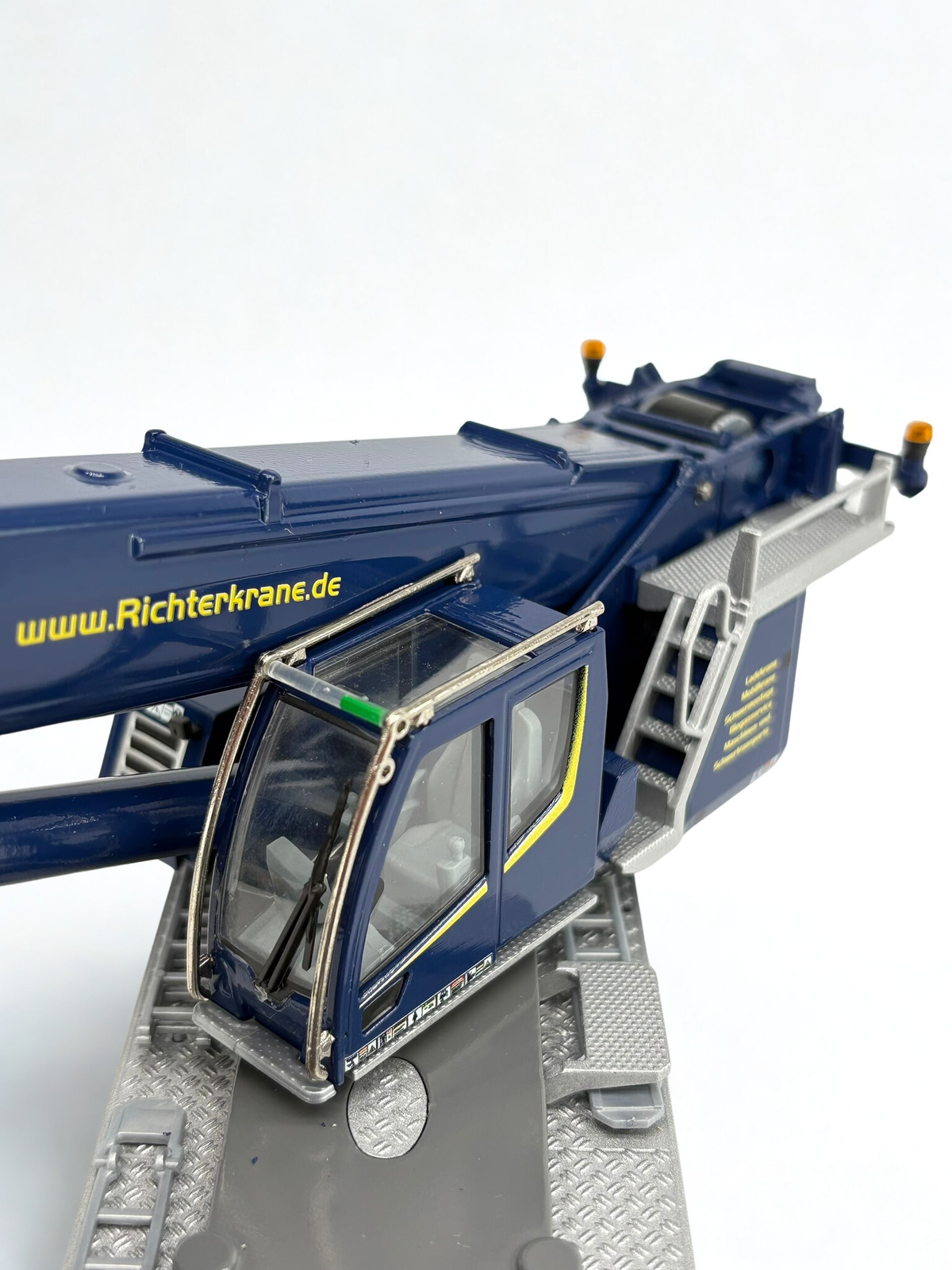 Liebherr LTM 1110-5.2 Mobilkran Richterkrane 1:50 – Conrad Sammlermodell, Detailansicht Fahrerhaus