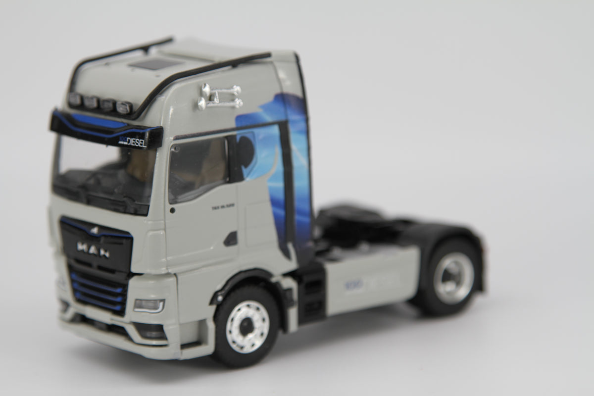 Conrad MAN TGX GX 18.520 Sattelzug „100 Jahre MAN Diesel“ – Diecast Sammlermodell im Maßstab 1:50, Art. 80000/14