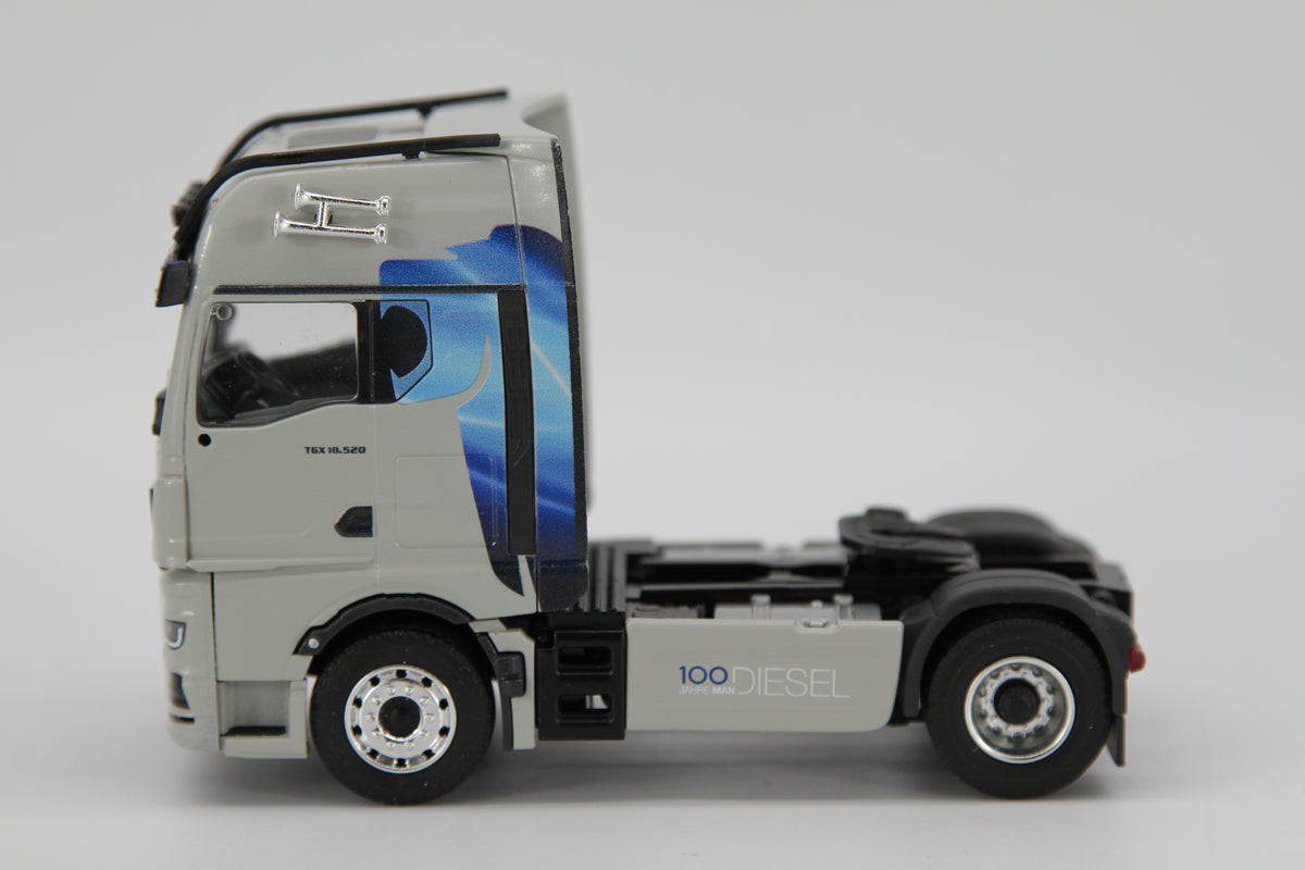 Conrad MAN TGX GX 18.520 Sattelzug „100 Jahre MAN Diesel“ – Diecast Sammlermodell im Maßstab 1:50, Art. 80000/14 – Ansicht 3