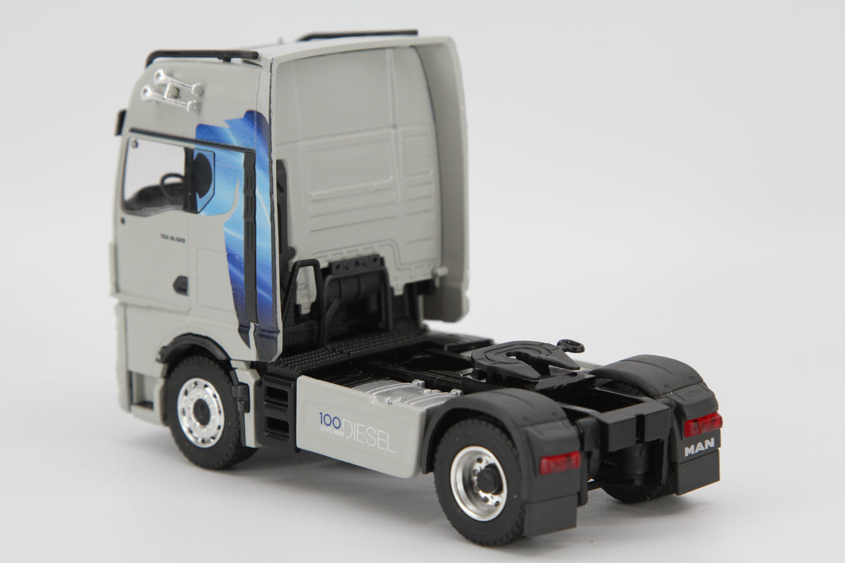 Conrad MAN TGX GX 18.520 Sattelzug „100 Jahre MAN Diesel“ – Diecast Sammlermodell im Maßstab 1:50, Art. 80000/14 – Ansicht 4