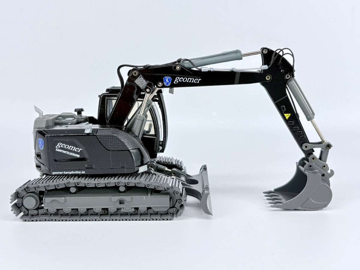 Conrad Liebherr R920 Compact Raupenbagger „GEOMER Kampfmittelbeseitigung“ – Diecast Sammlermodell im Maßstab 1:50, Art. 2209/06 – Ansicht 3