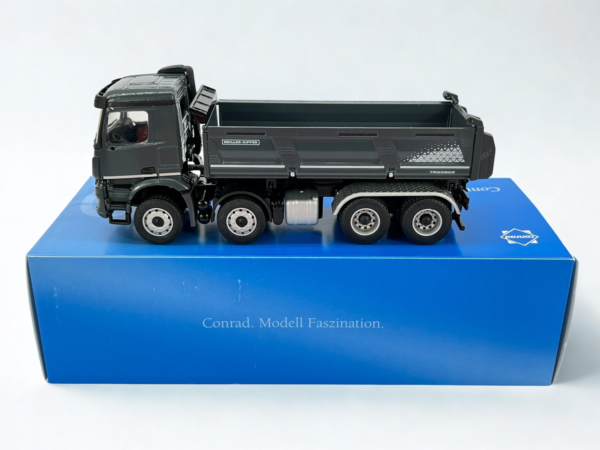 Conrad MEILLER TRIGENIUS D421 auf Mercedes-Benz Arocs – Diecast Sammlermodell im Maßstab 1:50, Art. 78255/0 – Ansicht 7