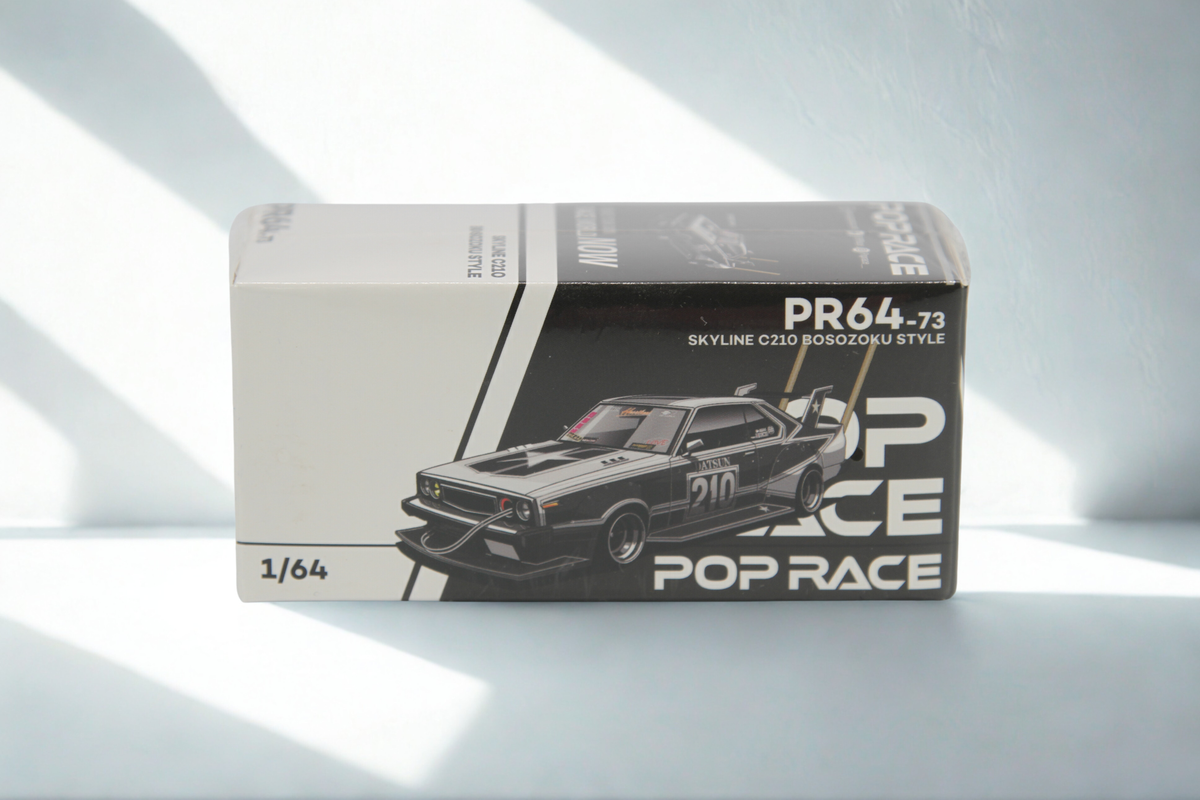 Pop Race Nissan Skyline C210 Kaido Racer „Bosozoku Style“ in Mattschwarz/Silber – Diecast Sammlermodell im Maßstab 1:64, Art. PR64-073