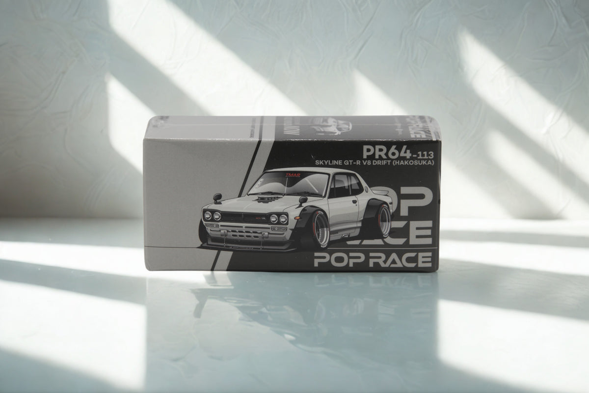 Pop Race Nissan Skyline GT-R V8 Drift „Hakosuka“ Pandem Widebody in Weiß – Diecast Sammlermodell im Maßstab 1:64, Art. PR64-113