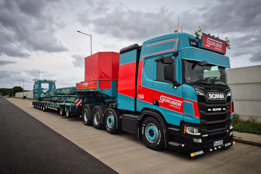 Scania R Highline CR20H mit Nooteboom MANOOVR „Gruber“ – Ansicht 2 des WSI Limited-Edition-Modells 1:50, Art. 01-5265