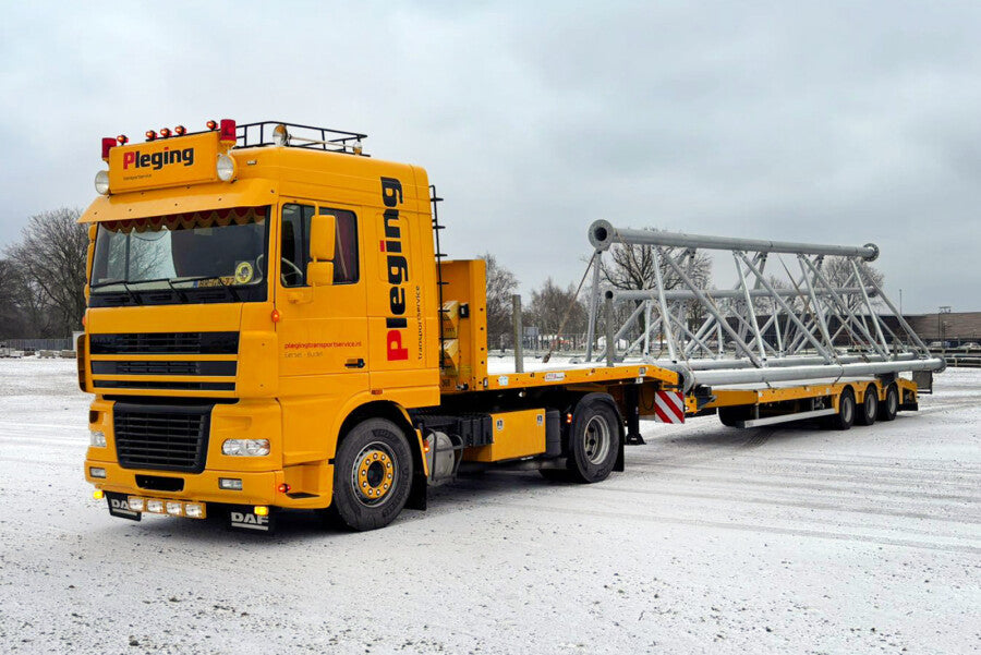 DAF XF95 Space Cab mit Semitieflader „Pleging“ – Ansicht 3 des WSI Limited-Edition-Modells 1:50, Art. 01-5172